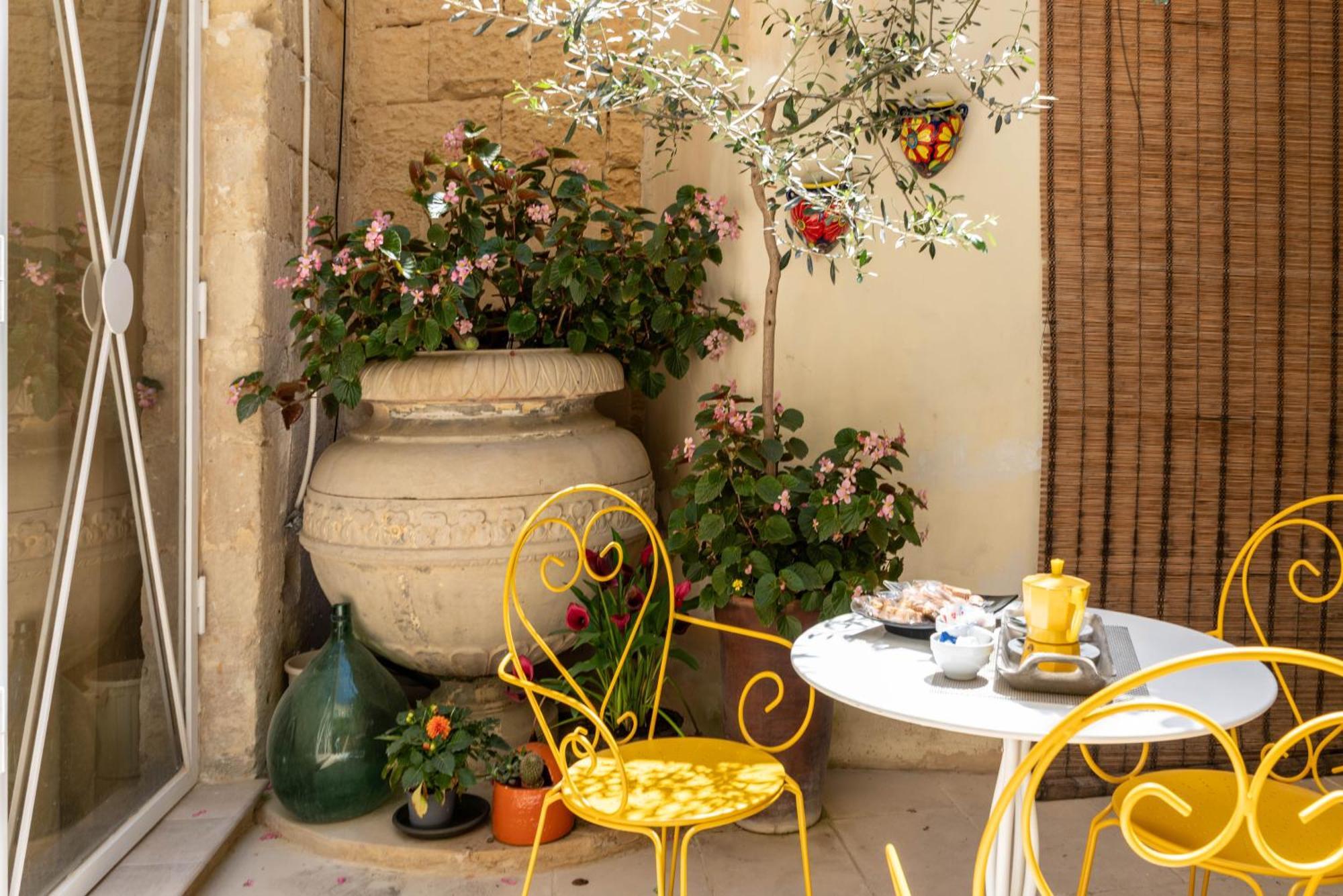 B&B Corte Dei Memoli Di Margiotta Giuseppina Лечче Экстерьер фото